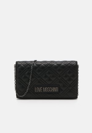 Sort quiltet Love Moschino clutch med diagonale sømme og en metal kædesele, rektangulært form samt brandlogo-plade foran.