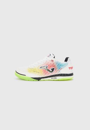 Chaussure de sport blanche avec des rayures arc-en-ciel en dégradé, des accents noirs et une semelle verte ; comprend un matériau en mesh et un embout renforcé.