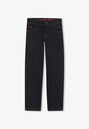 Jean en denim foncé à coupe droite, avec des coutures dorées, cinq poches et une fermeture à bouton. Présente un logo rouge sur la ceinture.