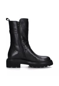 Stivale alla caviglia in pelle nera con zip laterale, texture liscia, punta tonda, suola spessa e caratteristiche di design minimaliste.