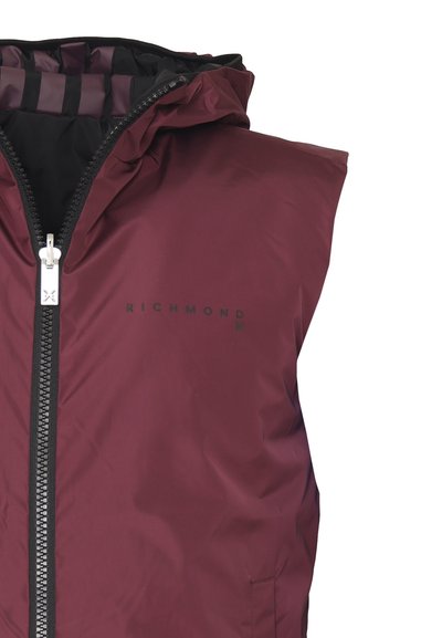 Gilet senza maniche bordeaux con colletto alto, interno nero, zip frontale e logo "RICHMOND" in evidenza. Tessuto liscio e resistente all'acqua.