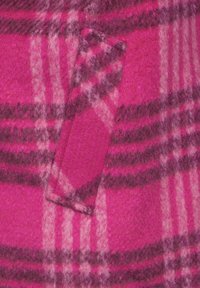 Pink plaid flannel stof med en diagonal lomme med en struktureret overflade, prydet med mørk pink og lysere lilla mønstre.