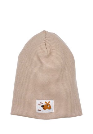 Beige Strickmütze mit geripptem Muster und einem kleinen weißen Patch, der einen Comic-Hund sowie den Text "Wie Wie Wie" zeigt. Weiches, dehnbares Material.