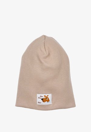 Bonnet en tricot beige avec une texture côtelée et un petit patch blanc présentant un chien en dessin animé et le texte "How How How". Matériau doux et extensible.