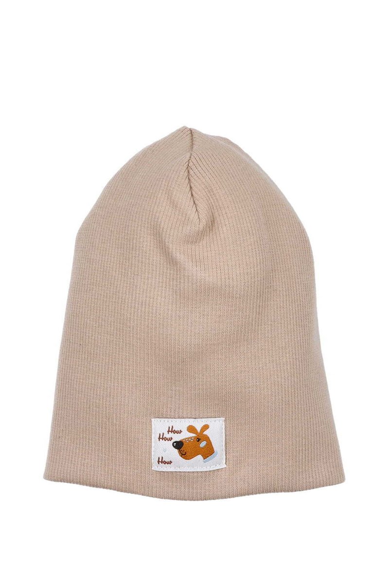 Beige neulepipo, jossa on ribbimäinen rakenne ja pieni valkoinen merkki, jossa on sarjakuvakoira ja teksti "How How How". Pehmeä ja joustava materiaali.