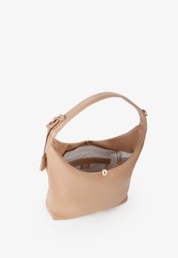 Beige leren handtas met een ronde vorm, verstelbare schouderband, goudkleurige hardware en een ritsvak aan de binnenkant. Zachte, gladde textuur.