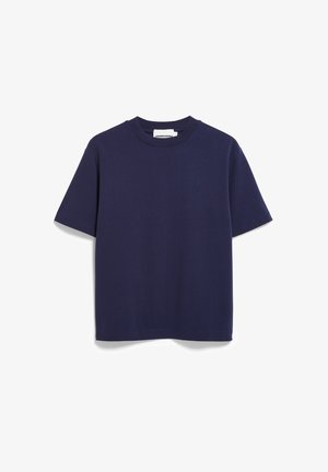 T-shirt bleu marine à manches courtes et col rond, avec un petit logo brodé sur la poitrine gauche et une étiquette de marque blanche à l'intérieur du col.