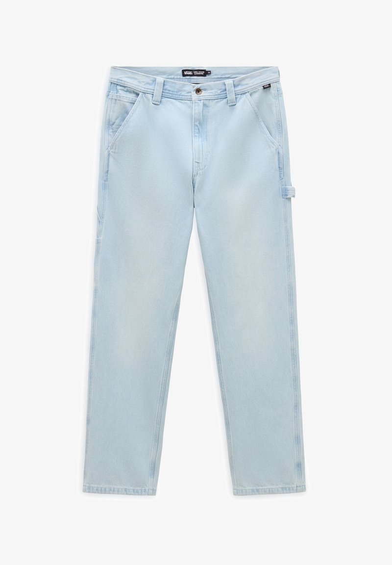 Pantalon denim bleu clair à coupe droite, avec poches avant et arrière, passants de ceinture, fermeture à bouton, et une boucle porte-marteau sur la jambe droite.