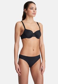 Schwarzes Bikini mit gewellten Trägerdetails und Drahtunterstützung. Glattes Material, figurbetontes Design und minimalistischer Schnitt. Mit Logo am Bund.