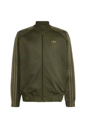 Olivově zelená běžecká bunda Adidas s celoplozným předním zipem, žebrovaným límcem a manžetami, třemi pruhy na rukávech a malým logem trefoil na hrudi.