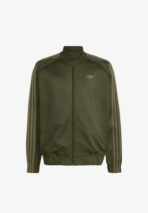 Olivově zelená běžecká bunda Adidas s celoplozným předním zipem, žebrovaným límcem a manžetami, třemi pruhy na rukávech a malým logem trefoil na hrudi.