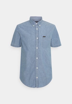 Chemise en jean bleu clair à manches courtes avec boutons, col boutonné et poche poitrine avec petite étiquette de marque.