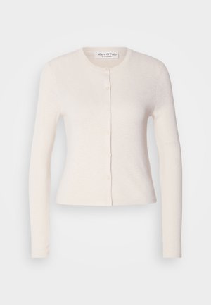 Cardigan crème, à manches longues, fabriqué en tissu doux. Il présente un col rond et sept boutons sur le devant, avec une silhouette ajustée.