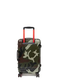 Hårda resväskor med ett kamouflage-mönster i grönt, brunt och svart. Utrustad med ett utdragbart rött handtag och fyra multidirektionella hjul.