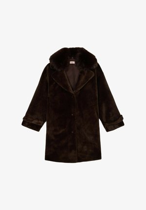Mörkbrun fuskpälsjacka med bred pälskrage, långa ärmar med knäppta manschetter och knäppning framtill.