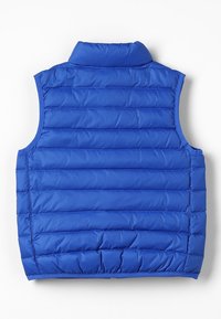 Blå vadderad väst med hög krage, präglad med horisontella quiltade mönster och en slät textur, lämplig för lagerpåklädnad.