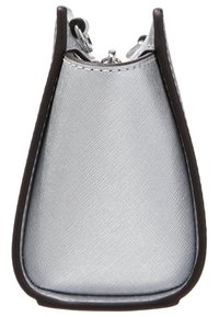 Bolso de piel plateada texturizada con forma triangular estructurada, bordes oscuros marrones en contraste y cierre de cremallera en la parte superior.