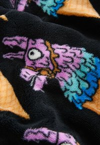 Čierna fleecová deka s farebnými, kreslenými dizajnmi lamy v ružovej, modrej a oranžovej farbe, s jemným, textúrovaným povrchom.