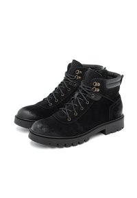 Botas de tobillo de ante negro con ojales metálicos, cordones redondos y un cuello acolchado. La suela de goma cuenta con un patrón de taco robusto.