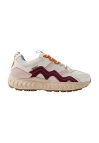 Hvite mesh-sneakers med rosa og burgunder zigzag-detaljer, oransje snørebånd, en tykk kremfarget såle og en liten logo på siden.