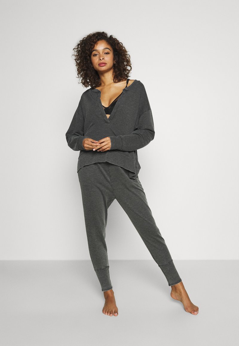 Free People COZY COOL GIRL LOUNGE Pyjama washed black/schwarz