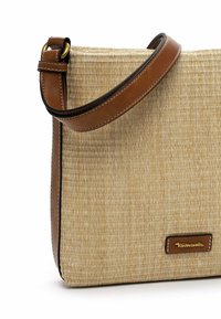 Borsa a tracolla in paglia beige con manico in pelle marrone liscia, caratterizzata da un dettaglio del logo in tono oro e cuciture a contrasto lungo i bordi.