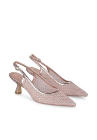 Escarpins slingback en mesh rose avec un bout pointu et des accents métalliques. Surface texturée avec un motif géométrique. Talon bloc empilé.