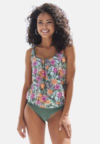 Tankini top s kvetinovým vzorom v zelenej farbe, so žiarivými ružovými a oranžovými kvetmi, kombinovaný s jednofarebnými zelenými bikínovými spodkami. Hladký materiál, voľný strih.