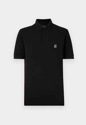 Črna polo majica iz mehkega materiala, z ovratnikom na gumb, kratkimi rokavi in majhnim belim logotipom na levem prsnem delu.