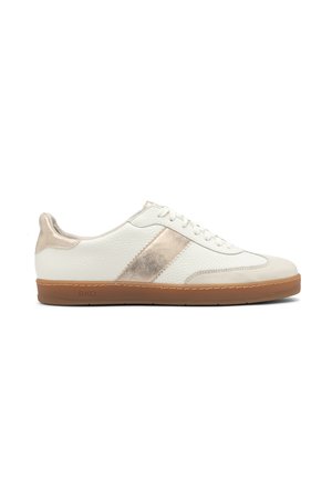 Białe sneakersy skórzane o teksturowanym wykończeniu, z metalicznym złotym paskiem, kremowymi akcentami i gumową podeszwą.