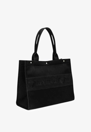 Zwarte canvas schoudertas met twee handvatten, voorzien van een reliëflogo-band en kleine hardwaredetails. Rechthoekige vorm, stevige constructie.