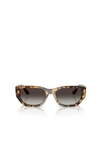 Gafas de sol con un patrón de carey, diseño angular y lentes gradientes grises. Cuenta con un marco resistente y un logotipo prominente en la patilla.