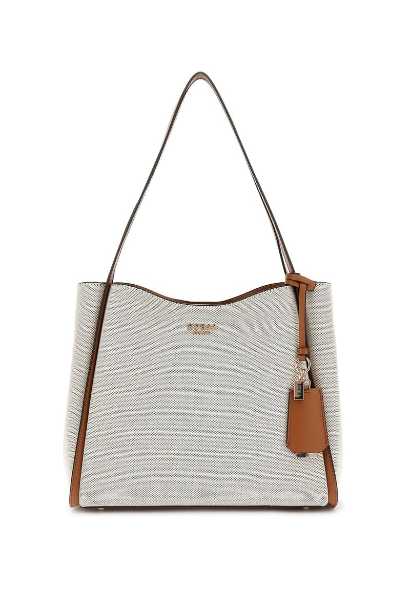 Sac à main tissé beige avec des accents en cuir marron. Il possède un haut incurvé, une bandoulière unique et une petite étiquette détachable avec quincaillerie.