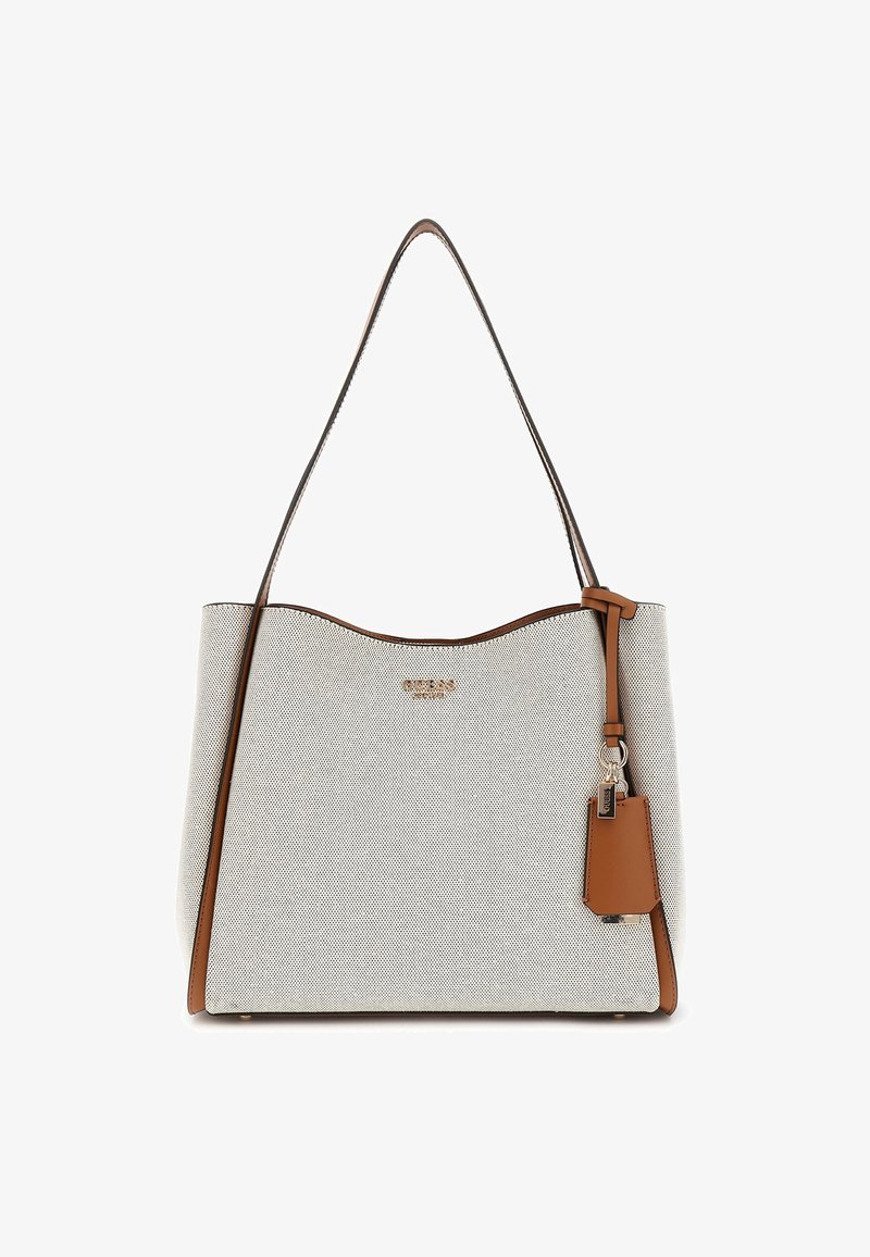Sac à main tissé beige avec des accents en cuir marron. Il possède un haut incurvé, une bandoulière unique et une petite étiquette détachable avec quincaillerie.