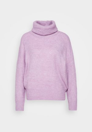 Suéter púrpura claro con un alto cuello de tortuga doblado. Hecho de un tejido suave y texturizado. Ajuste holgado con hombros caídos y puños acanalados.