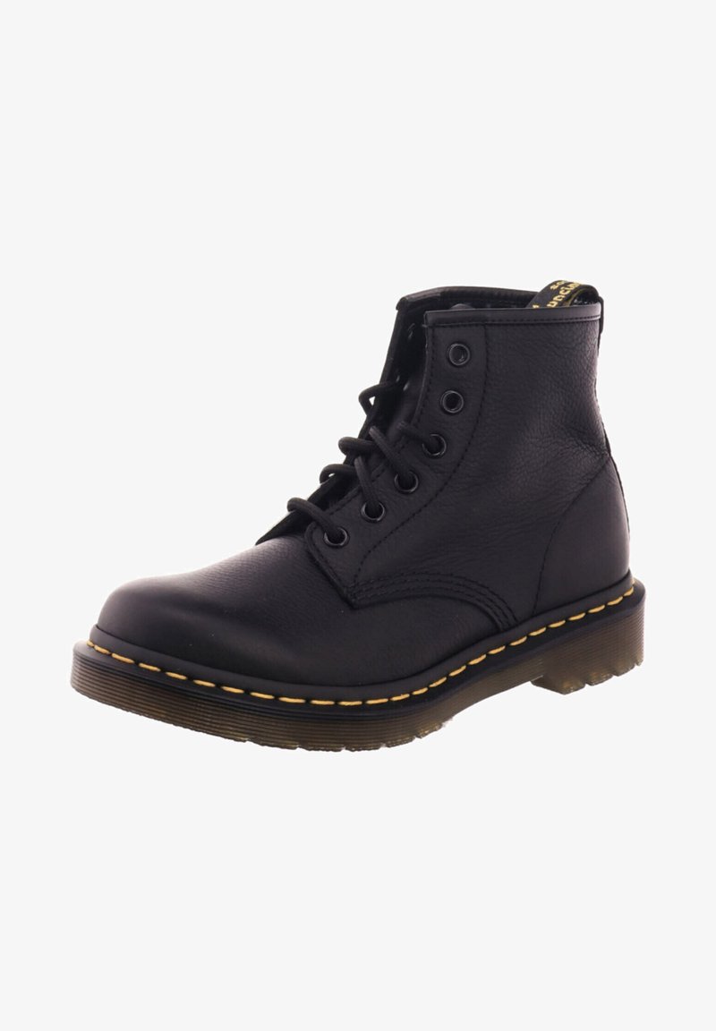 Bota de cuero negro hasta el tobillo con seis ojales de metal, puntera redonda, superficie texturizada, costura amarilla a lo largo de la suela y una suela de goma gruesa.