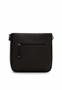 Borsa a tracolla in pelle nera testurizzata con una tasca orizzontale con cerniera sul davanti e anelli di metallo sui lati per la tracolla.