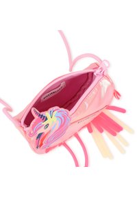 Ροζ τσάντα με θέμα μονόκερο, με λαμπερή, υφή επιφάνεια. Διαθέτει πολύχρωμο εφαρμοστό σχέδιο μονόκερου και άνοιγμα με φερμουάρ με απαλό εσωτερικό.