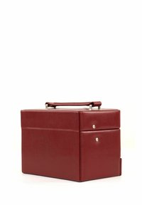 Sac en cuir rouge en forme de boîte avec une silhouette structurée, doté d'une poignée supérieure, d'accents en métal et de deux compartiments à l'avant.