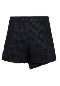 Pantaloni corti neri in tweed con una superficie texturizzata, caratterizzati da un orlo grezzo e un taglio asimmetrico. Fili metallici evidenti aggiungono un tocco di stile.