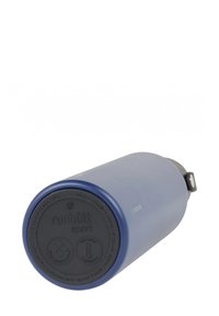 Borraccia d'acqua isolata blu giaciata di lato con base nera che mostra il nome del marchio "runbōtt sport" e le istruzioni per la cura.