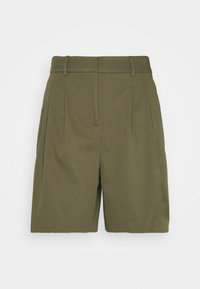 Shorts taille haute vert olive cintrés avec passants de ceinture, plis à l'avant et texture de tissu lisse sur un fond uni.