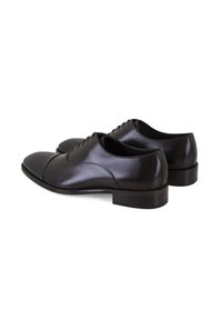 Schwarze Lederschuhe mit glänzender Oberfläche, runder Zehenform und fünf Ösen zur Schnürung. Sie haben einen niedrigen Absatz und eine glatte Textur.