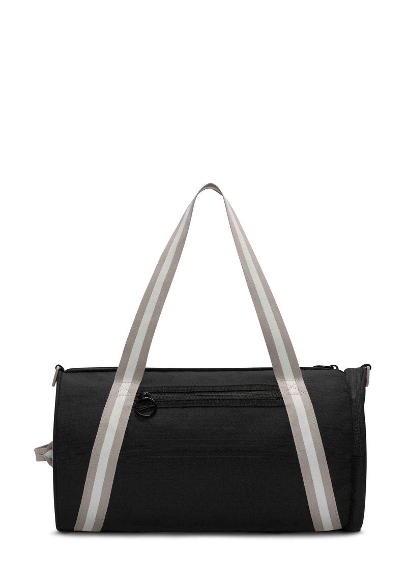 Bolsa de viaje cilíndrica negra con dos asas grises a rayas, cierre de cremallera y un bolsillo frontal con cremallera. Tela texturizada con un acabado suave.