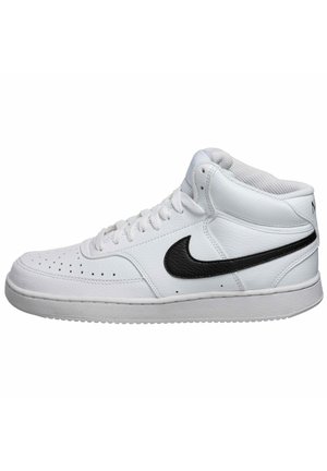 Weißer High-Top-Sneaker mit schwarzem Nike-Swoosh, perforierter Zehenpartie, weißen Schnürsenkeln und gepolstertem Knöchelkragen auf weißem Hintergrund.