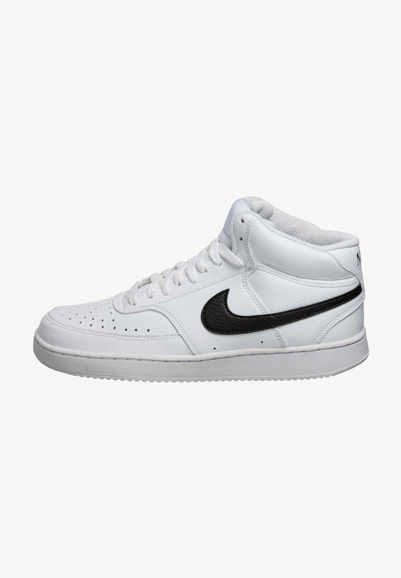 Basket montante blanche avec le logo Nike noir, bout perforé, lacets blancs et col rembourré à la cheville sur fond blanc.