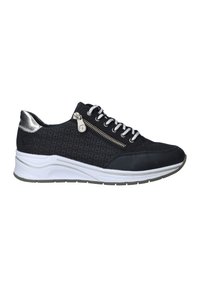 Schwarze Sneaker mit einer strukturierten Oberseite, einem Reißverschlussakzent, einer weißen Zwischensohle, silbernen Fersendetails und kontrastierenden Schnürsenkeln.