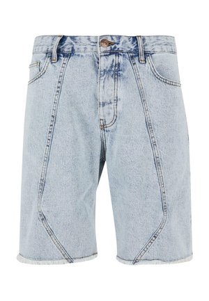 Helle blaue Jeansshorts mit fransendem Saum, angedeuteten Nähten und klassischem Fünf-Taschen-Design. Abgenutzte Details am Taillenbund.