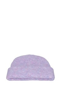 Gorro de punto morado con vuelta, que presenta una tela suave y texturizada y un sutil patrón degradado que mezcla tonos claros y oscuros.