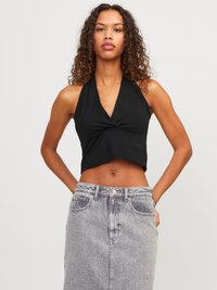 Svart halterneck-top med en omslagdesign, kombinert med et høyt liv, lysegrå denimskjørt med frontlommer og knappelukking.